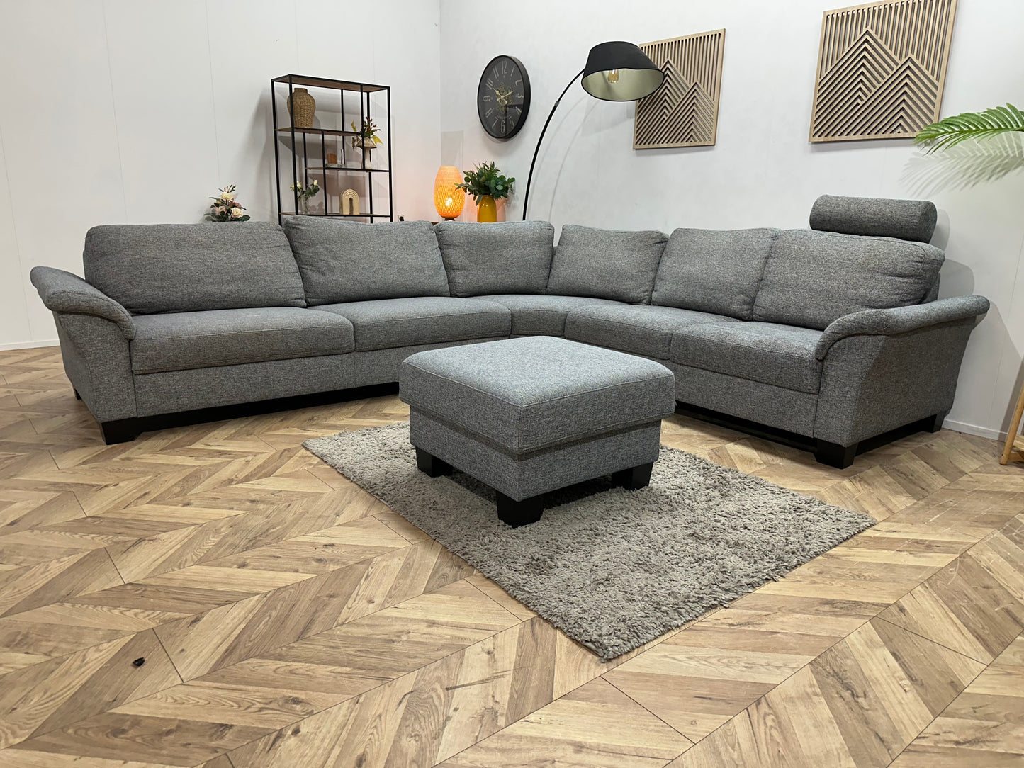 Licht Grijze Stoffen Hoekzetel Inc Hocker ~ Losse Rugkussens