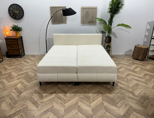 !Showroommodel! Witte Bouclé Stoffen Boxspring Inc Topper