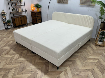 !Showroommodel! Witte Bouclé Stoffen Boxspring Inc Topper