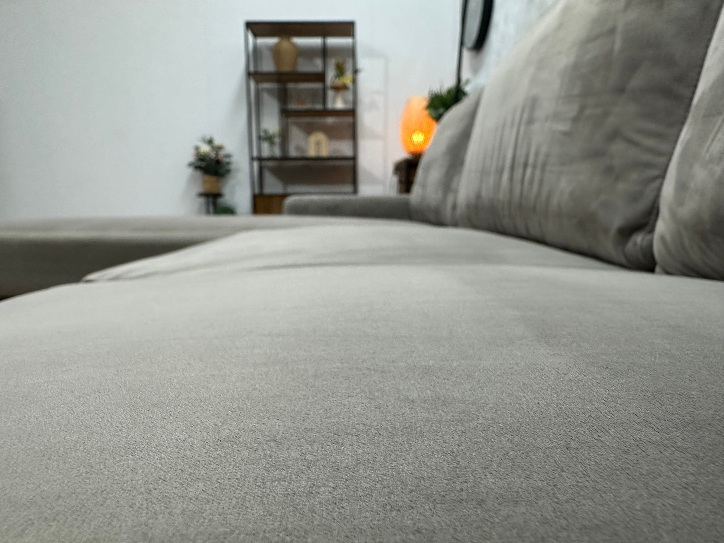 Grijze Velvet Hoekzetel ~ Losse Rugkussens Met Afneembare Hoezen