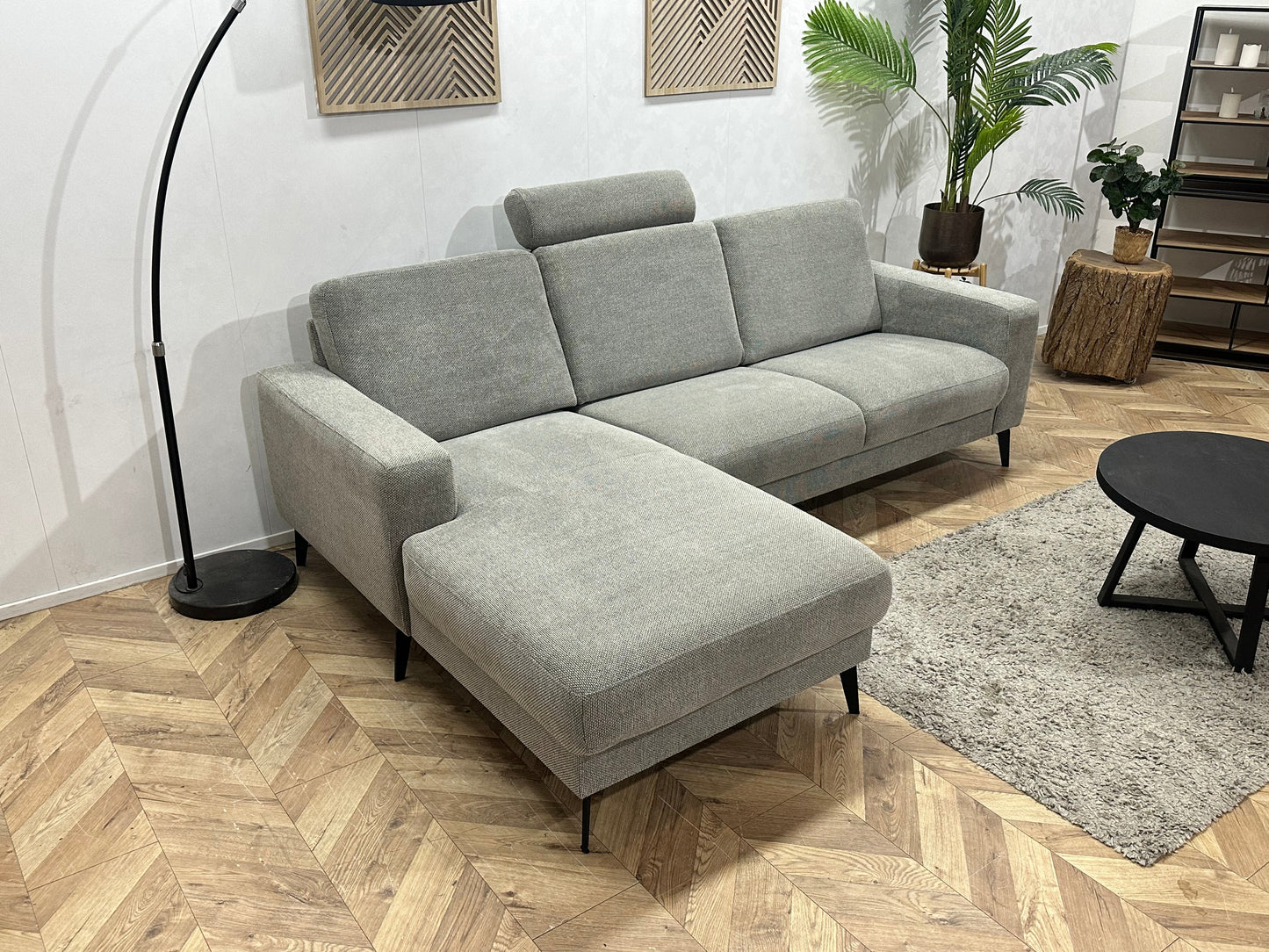 Licht Grijze Suede Stoffen Hoekzetel ~ Losse Rugkussens Met Afneembare Hoezen