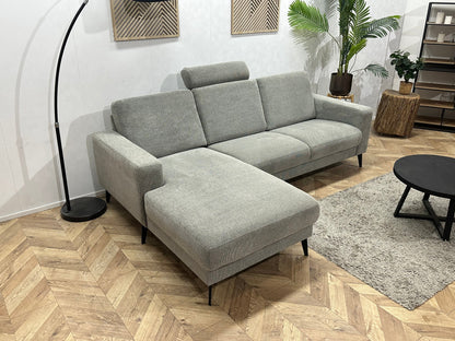 Licht Grijze Suede Stoffen Hoekzetel ~ Losse Rugkussens Met Afneembare Hoezen