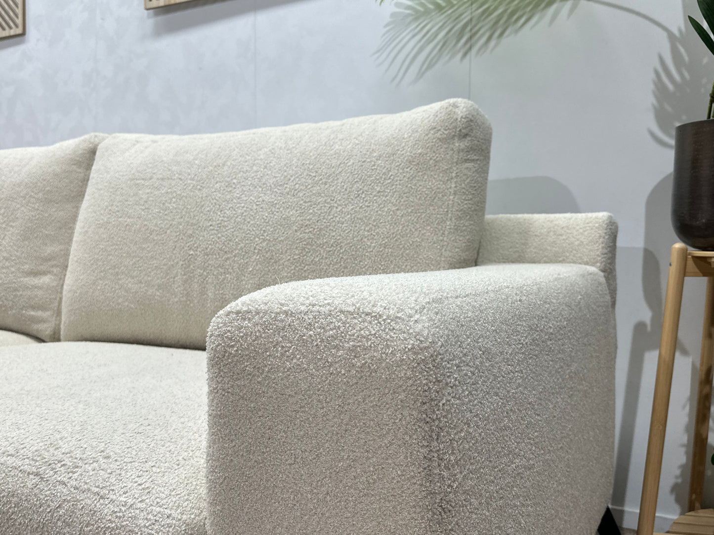 Witte Bouclé Stoffen Hoekzetel ~ Losse Rugkussens Met Afneembare Hoezen