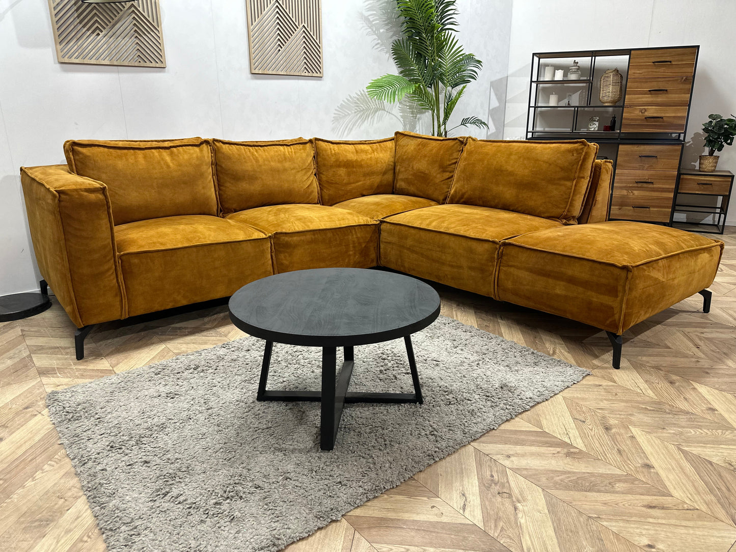 Oker Gele Velvet Hoekzetel ~ Losse Rugkussens Met Afneembare Hoezen