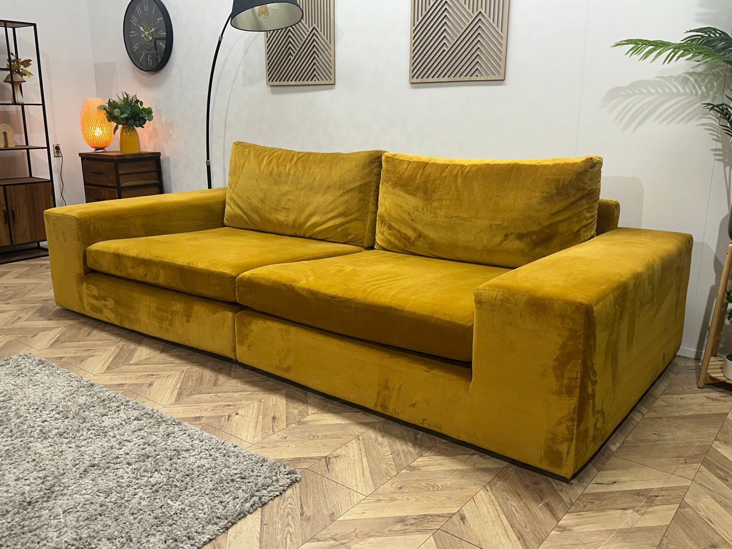 (2) Gele Velvet Rechte Zetel ~ Losse Kussens Met Afneembare Hoezen