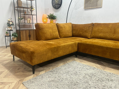 Oker Gele Velvet Hoekzetel ~ Losse Rugkussens Met Afneembare Hoezen