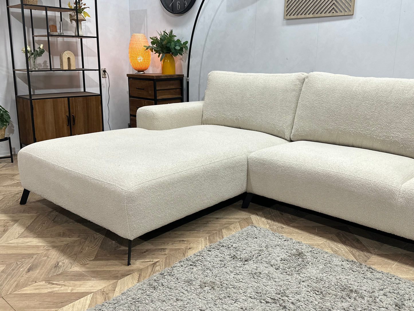 Witte Bouclé Stoffen Hoekzetel ~ Losse Rugkussens Met Afneembare Hoezen