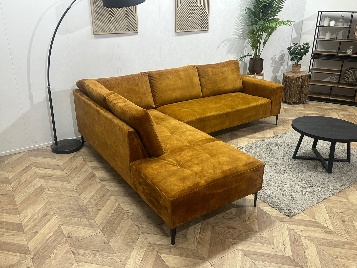Oker Gele Velvet Hoekzetel ~ Losse Rugkussens Met Afneembare Hoezen