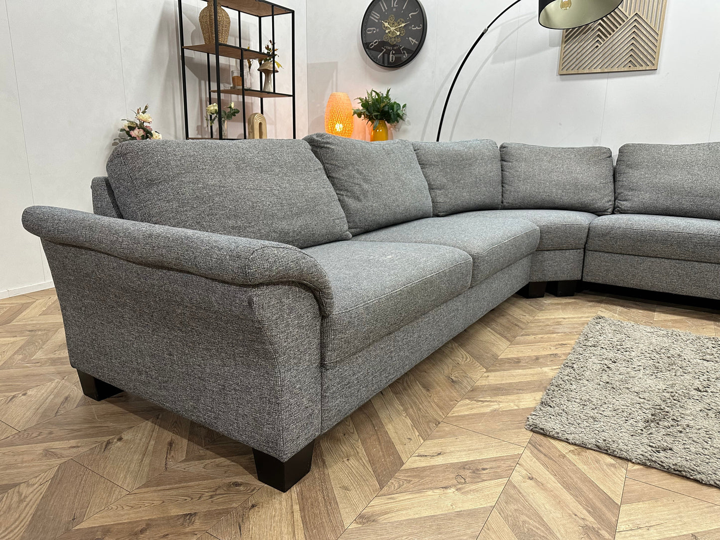 Licht Grijze Stoffen Hoekzetel Inc Hocker ~ Losse Rugkussens