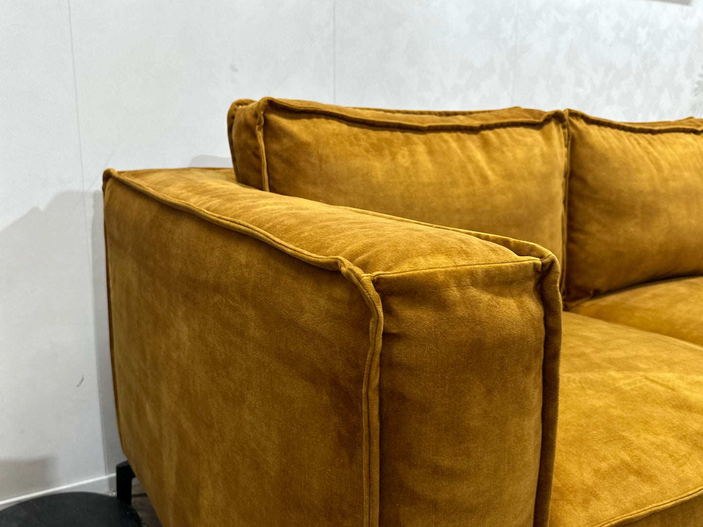 Oker Gele Velvet Hoekzetel ~ Losse Rugkussens Met Afneembare Hoezen
