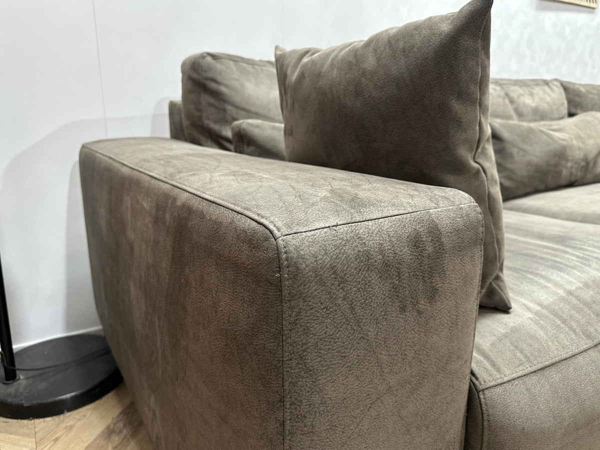 Taupe Suede Stoffen Rechte Zetel ~ Losse Rugkussens Met Afneembare Hoezen