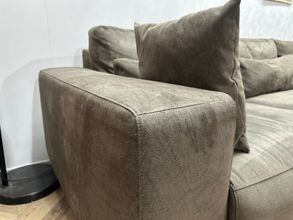Taupe Suede Stoffen Rechte Zetel ~ Losse Rugkussens Met Afneembare Hoezen