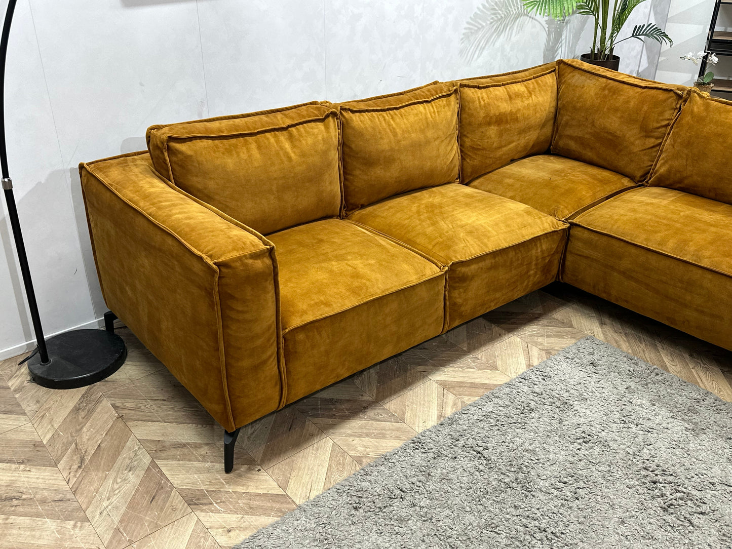 Oker Gele Velvet Hoekzetel ~ Losse Rugkussens Met Afneembare Hoezen