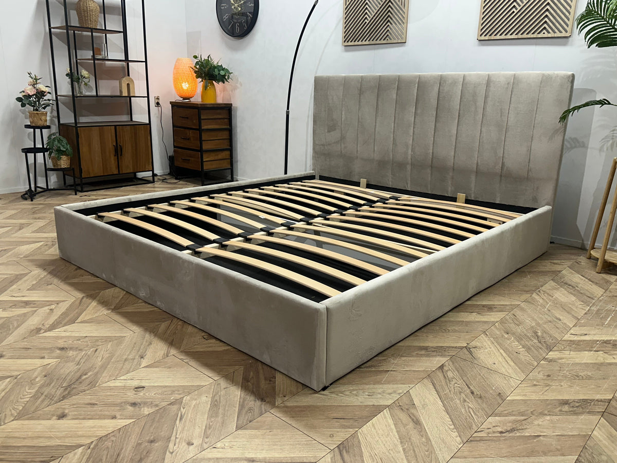 !Showroommodel! Licht Grijze Velvet Tweepersoonsbed Inc Lattenbodem