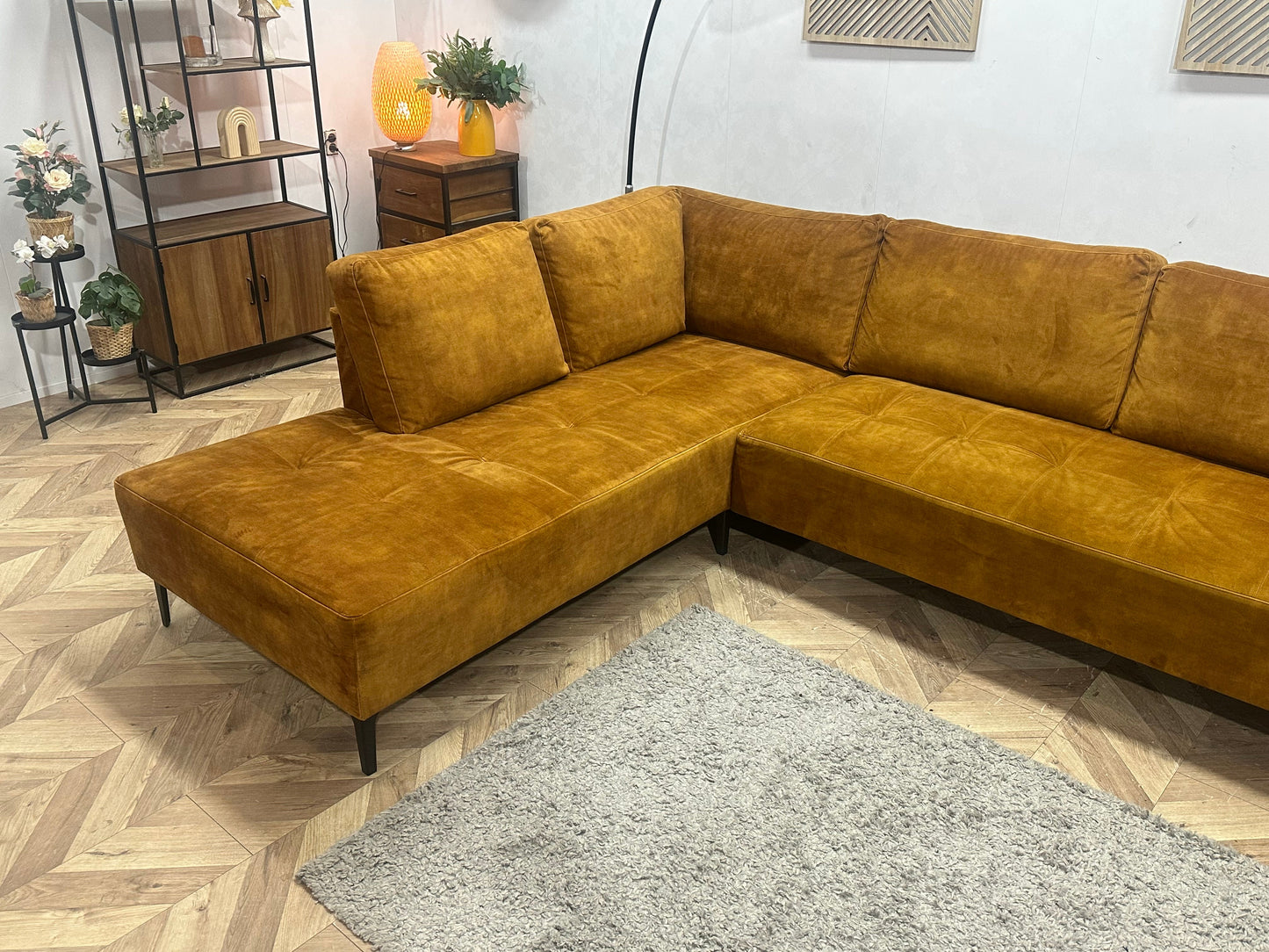 Oker Gele Velvet Hoekzetel ~ Losse Rugkussens Met Afneembare Hoezen