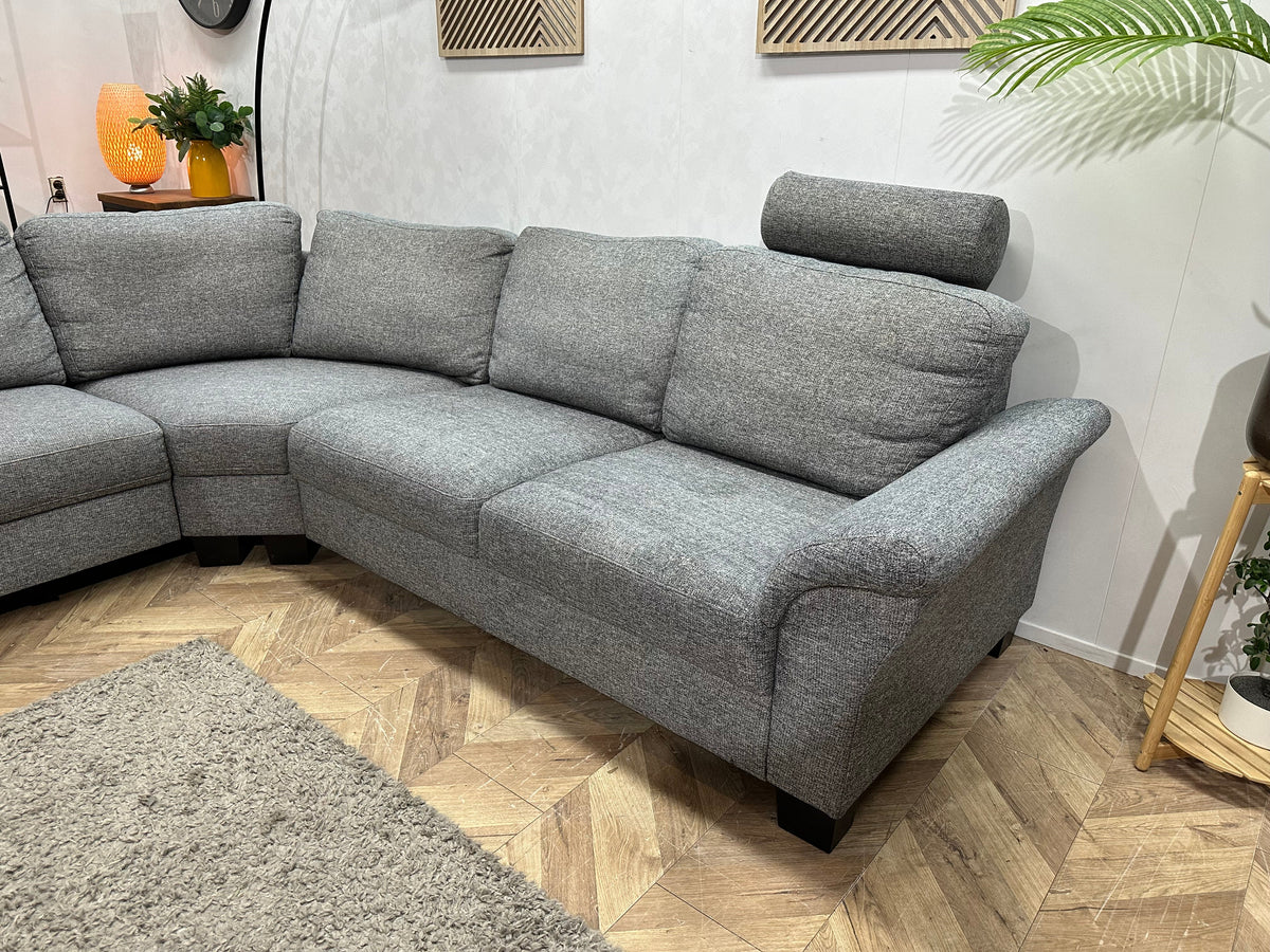 Licht Grijze Stoffen Hoekzetel Inc Hocker ~ Losse Rugkussens