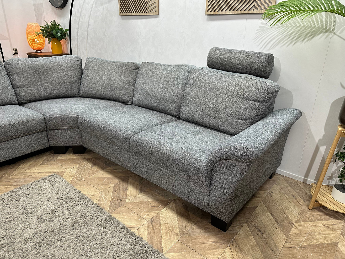 Licht Grijze Stoffen Hoekzetel Inc Hocker ~ Losse Rugkussens