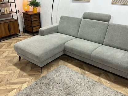 Licht Grijze Suede Stoffen Hoekzetel ~ Losse Rugkussens Met Afneembare Hoezen