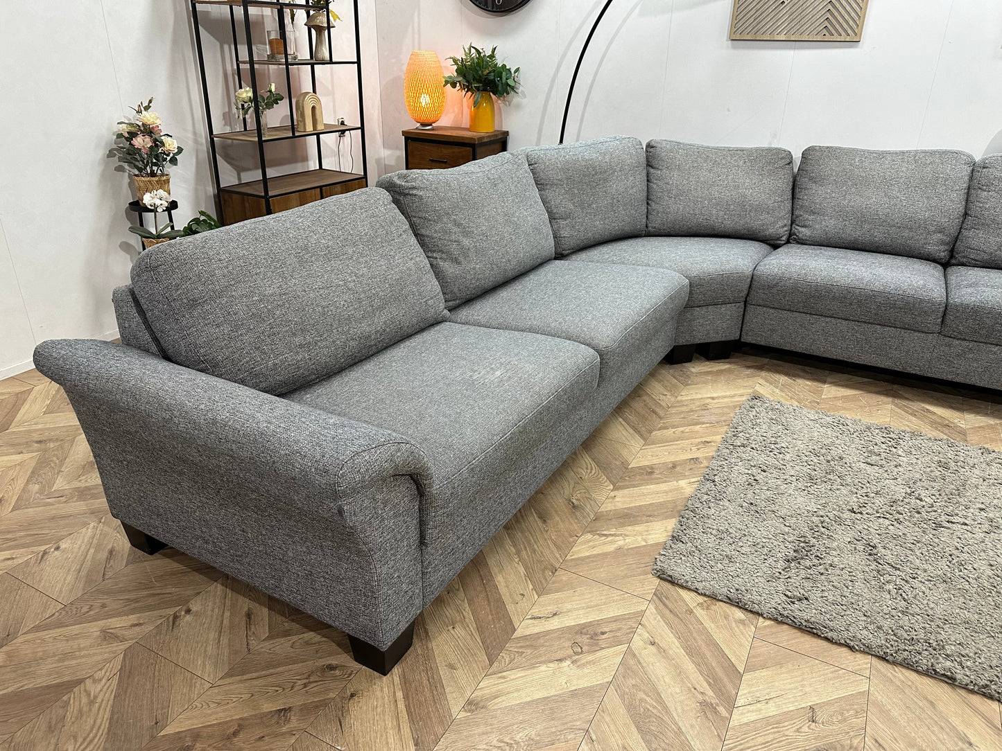 Licht Grijze Stoffen Hoekzetel Inc Hocker ~ Losse Rugkussens