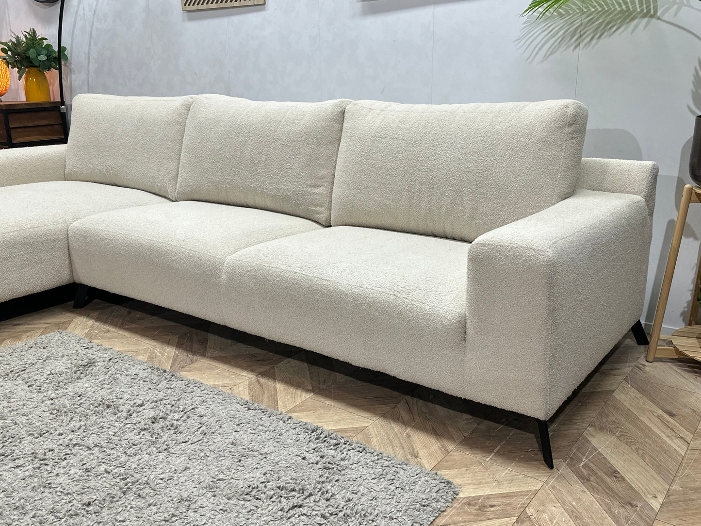 Witte Bouclé Stoffen Hoekzetel ~ Losse Rugkussens Met Afneembare Hoezen