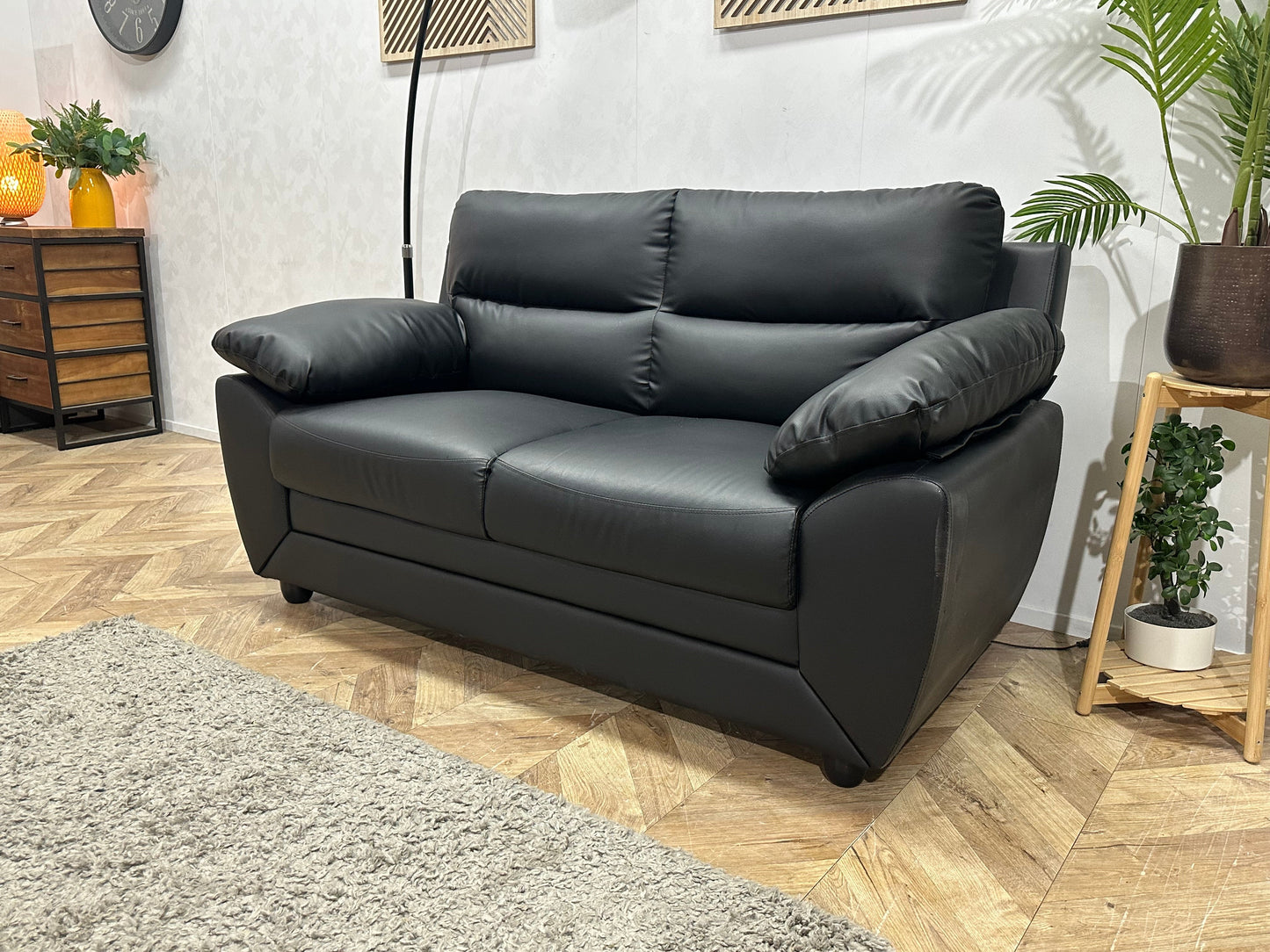 Zwarte Leather Look 2-Zits Zetel ~ Vaste Kussens