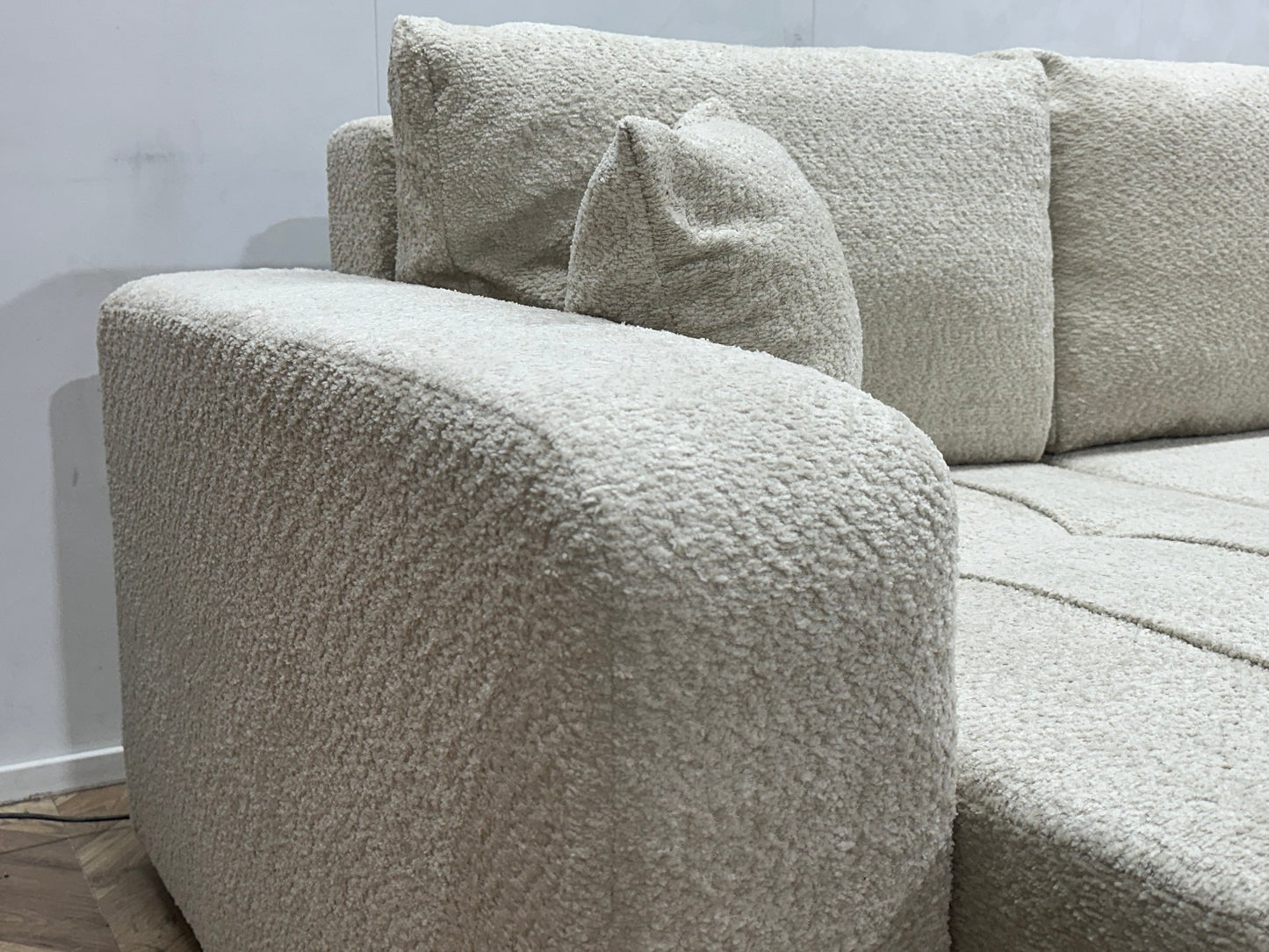 !Showroommodel! Witte Bouclé Stoffen U Zetel