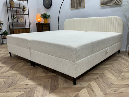 !Showroommodel! Witte Bouclé Stoffen Boxspring Inc Topper