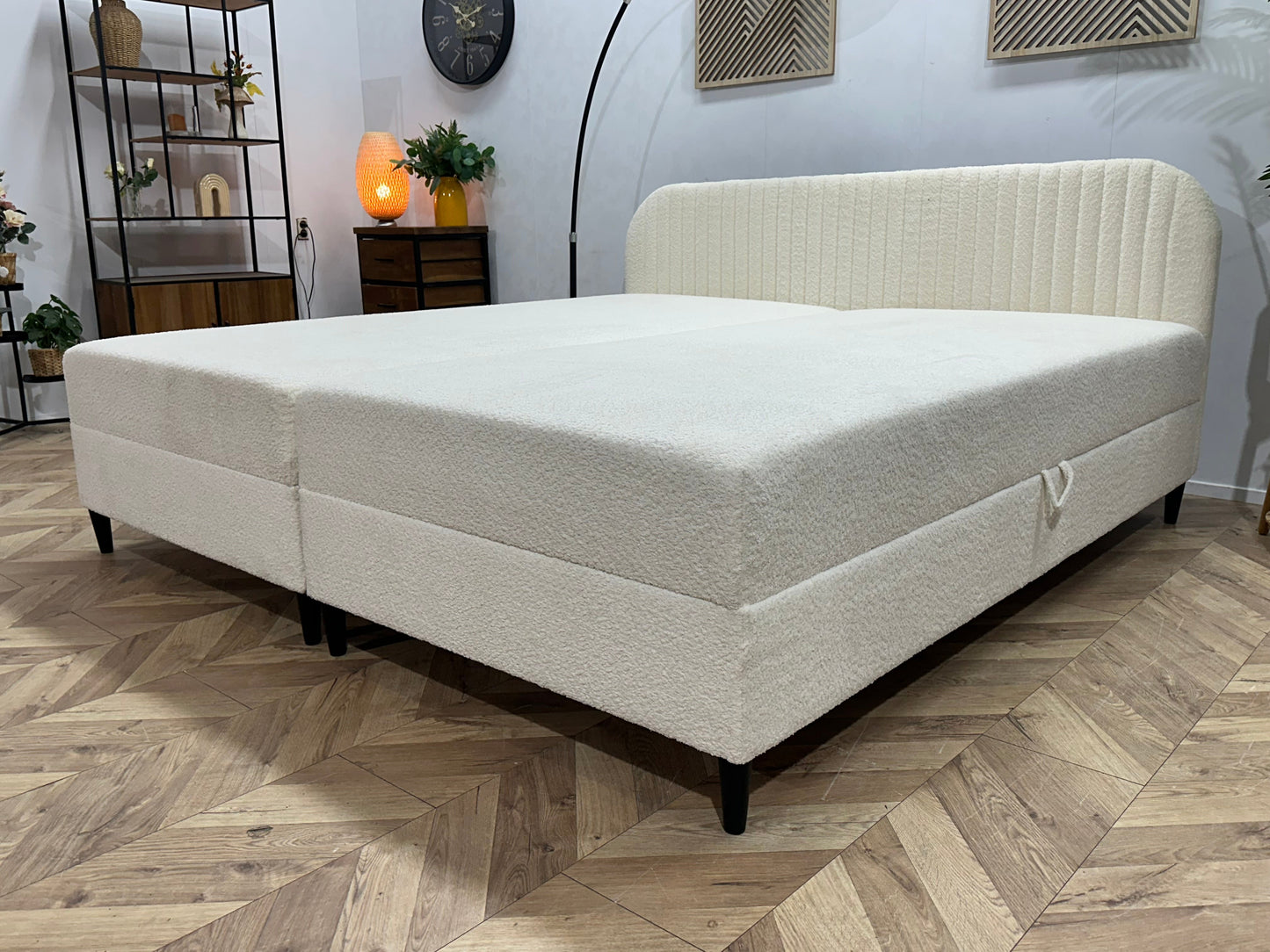 !Showroommodel! Witte Bouclé Stoffen Boxspring Inc Topper