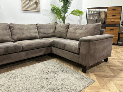 Taupe Suède Stoffen Hoekzetel ~ Losse Rugkussens Met Afneembare Hoezen