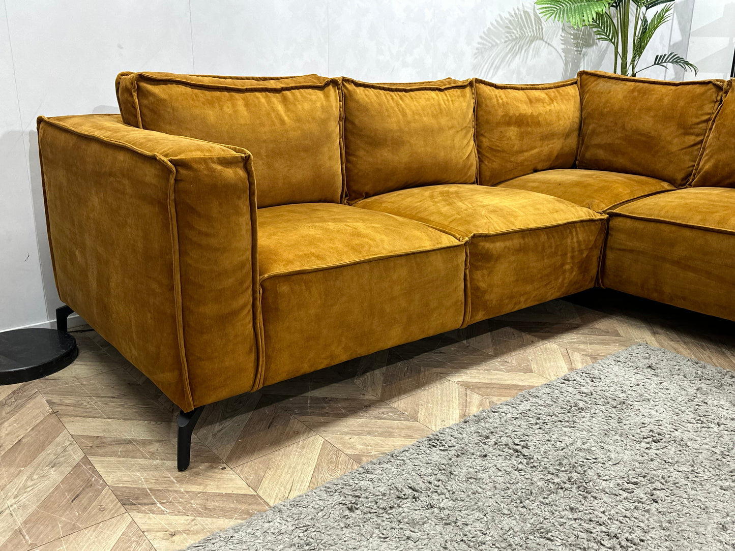 Oker Gele Velvet Hoekzetel ~ Losse Rugkussens Met Afneembare Hoezen