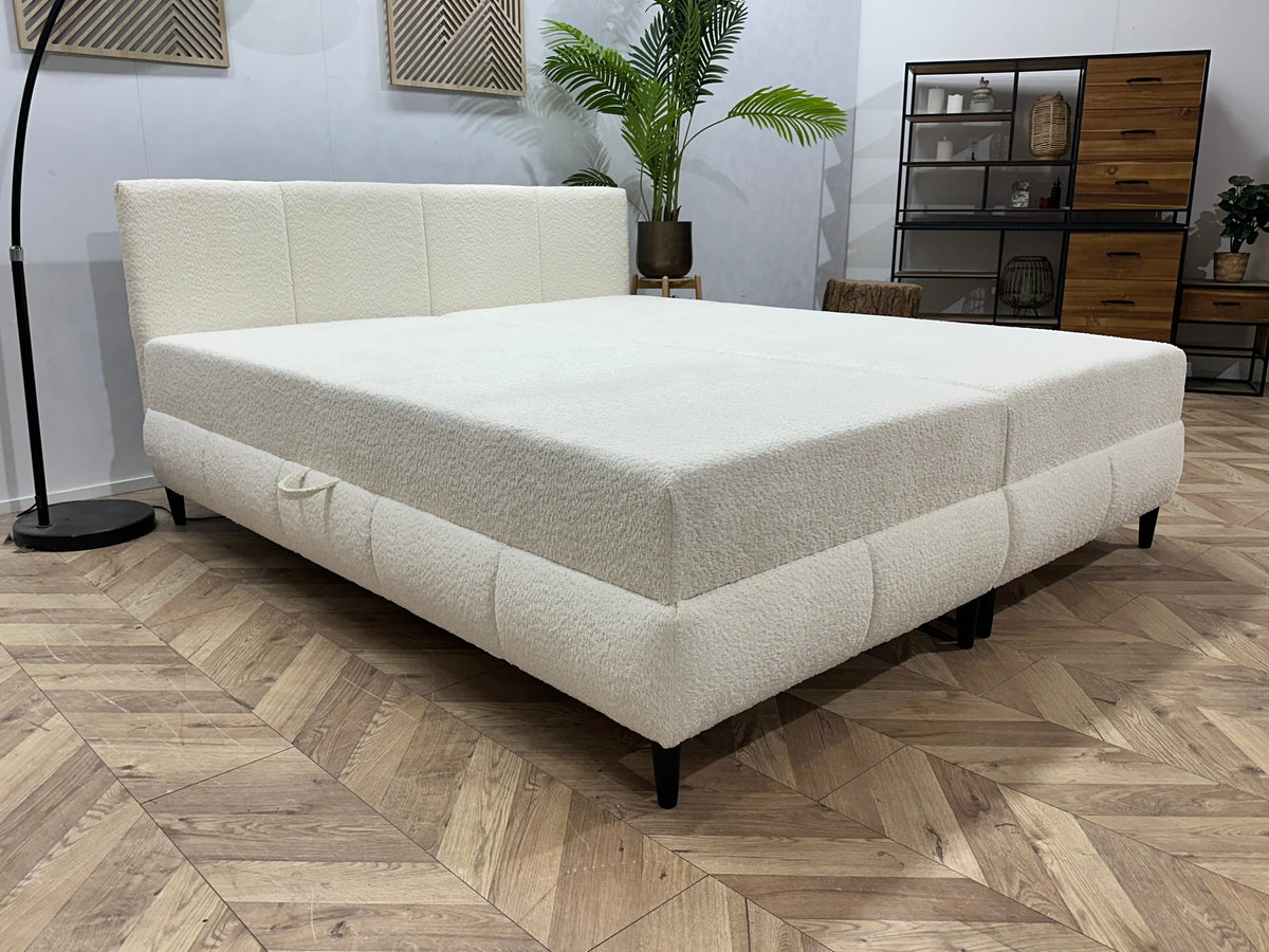 !Showroommodel! Witte Bouclé Stoffen Boxspring Inc Topper