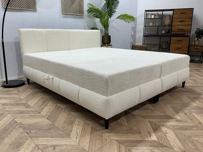 !Showroommodel! Witte Bouclé Stoffen Boxspring Inc Topper