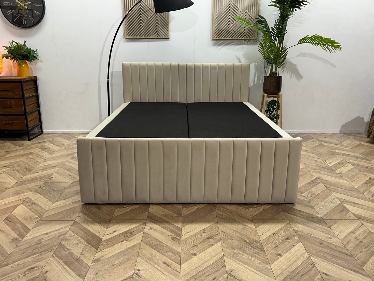 !Showroommodel! Beige Velvet Boxspring Inc Topper