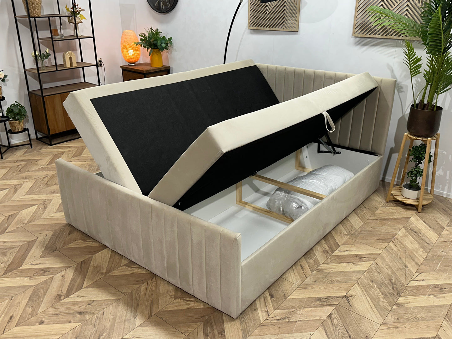 !Showroommodel! Beige Velvet Boxspring Inc Topper