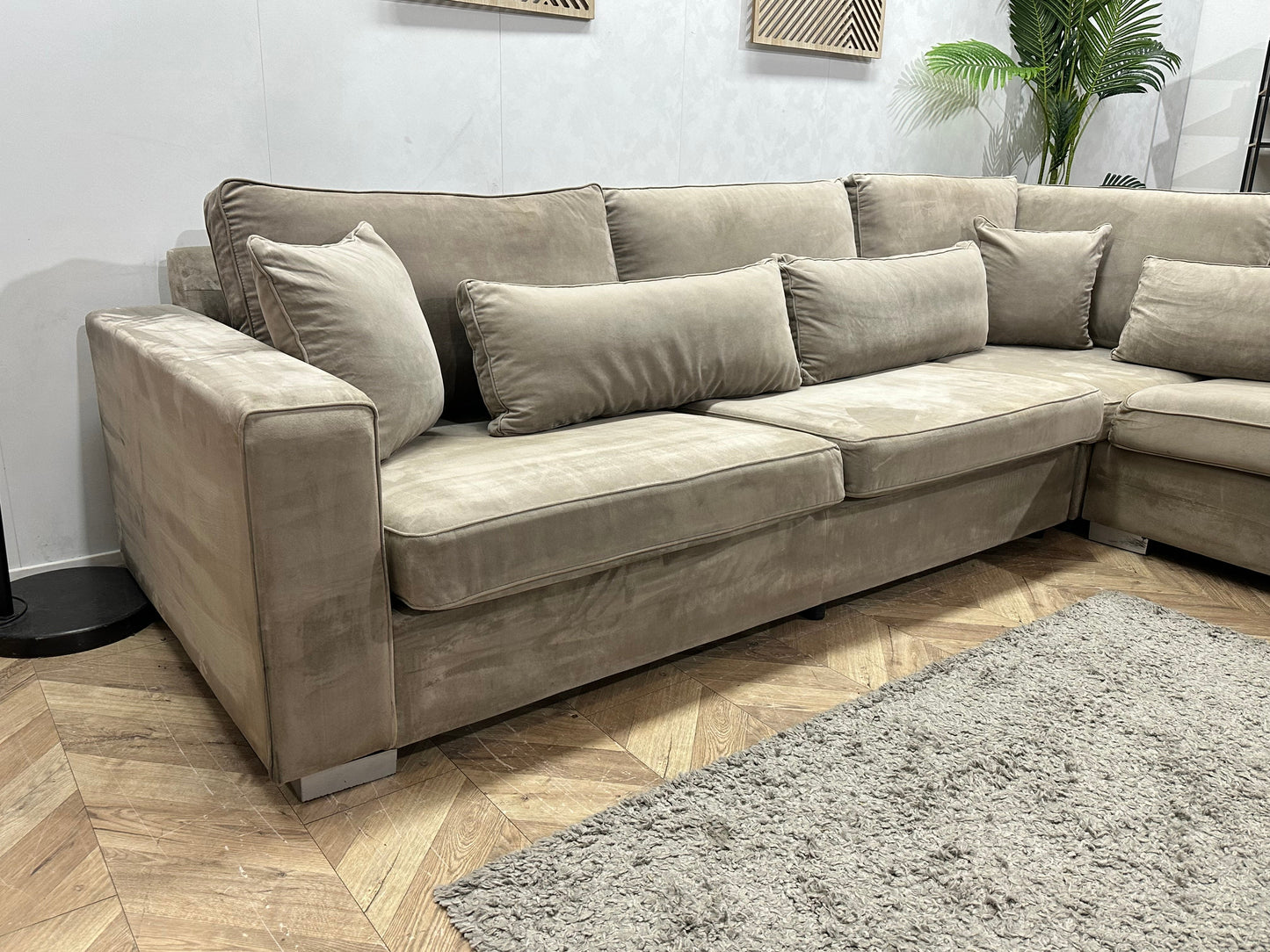 Grijze/Beige Velvet Hoekzetel ~ Losse Kussens Met Afneembare Hoezen