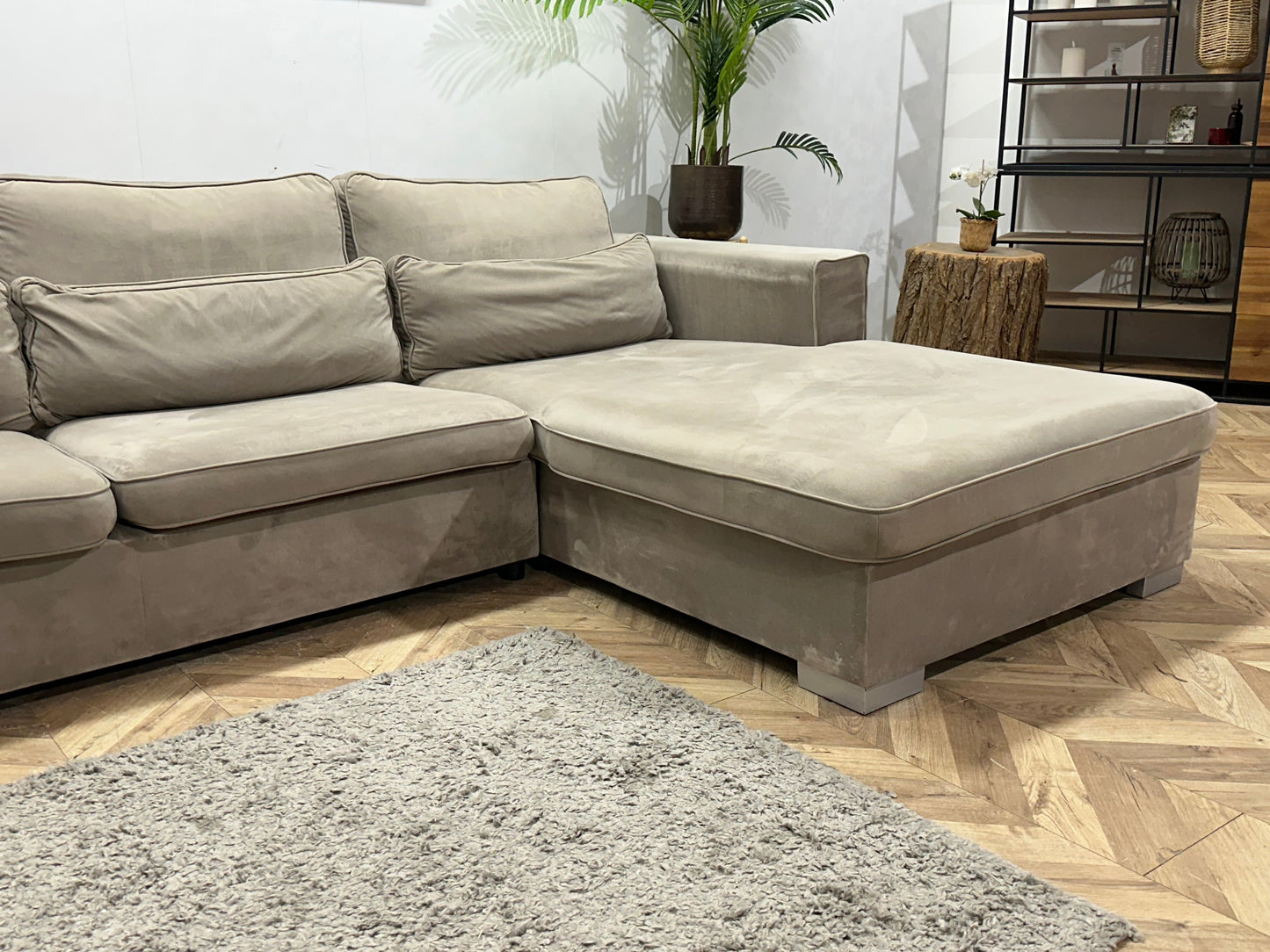 Beige Velvet Hoekzetel ~ Losse Kussens Met Afneembare Hoezen