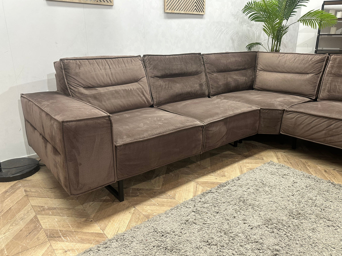 Bruine Velvet Hoekzetel ~ Losse Rugkussens Met Afneembare Hoezen