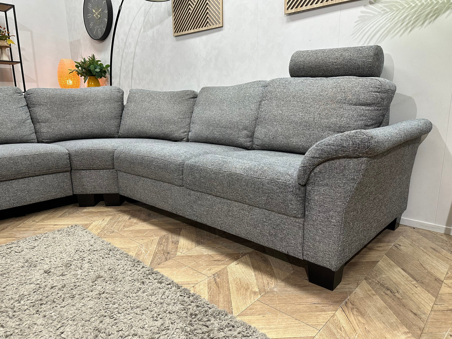Licht Grijze Stoffen Hoekzetel Inc Hocker ~ Losse Rugkussens