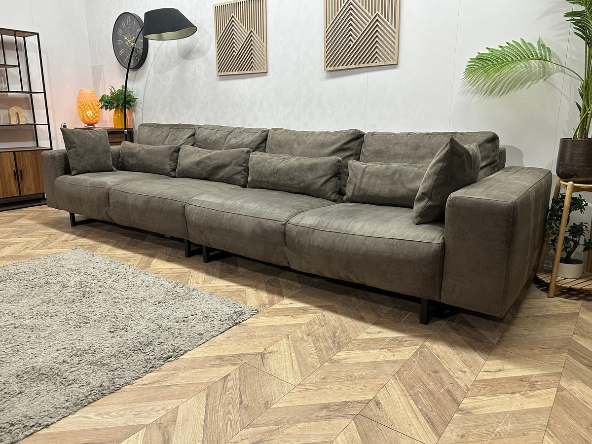 Taupe Suede Stoffen Rechte Zetel ~ Losse Rugkussens Met Afneembare Hoezen