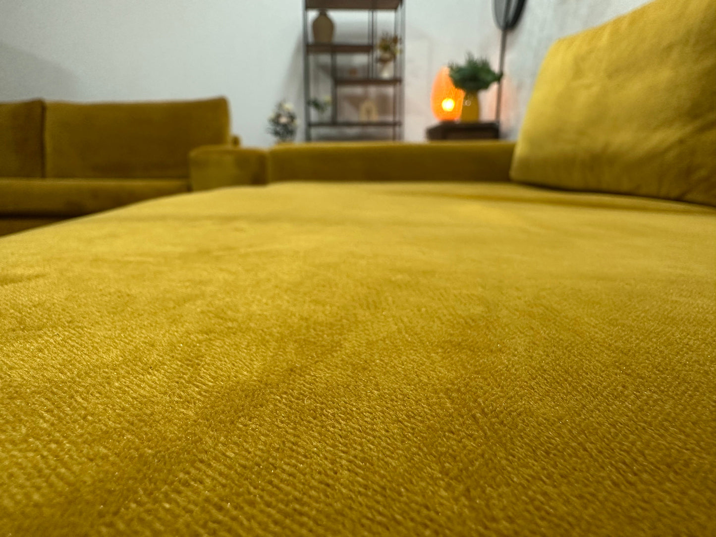 (1) Gele Velvet Rechte Zetel ~ Losse Kussens Met Afneembare Hoezen