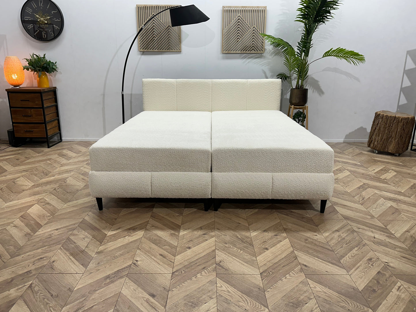 !Showroommodel! Witte Bouclé Stoffen Boxspring Inc Topper