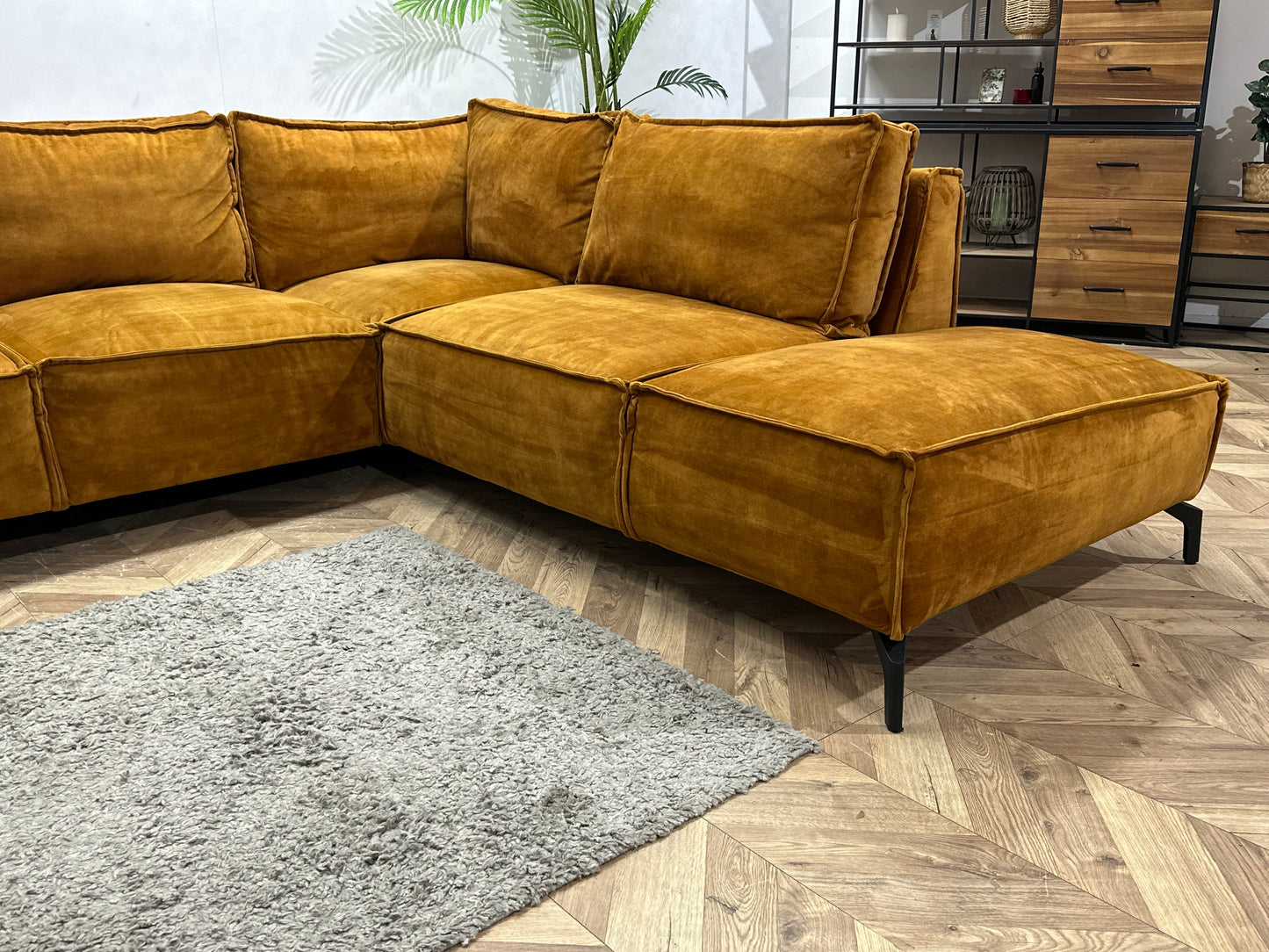 Oker Gele Velvet Hoekzetel ~ Losse Rugkussens Met Afneembare Hoezen