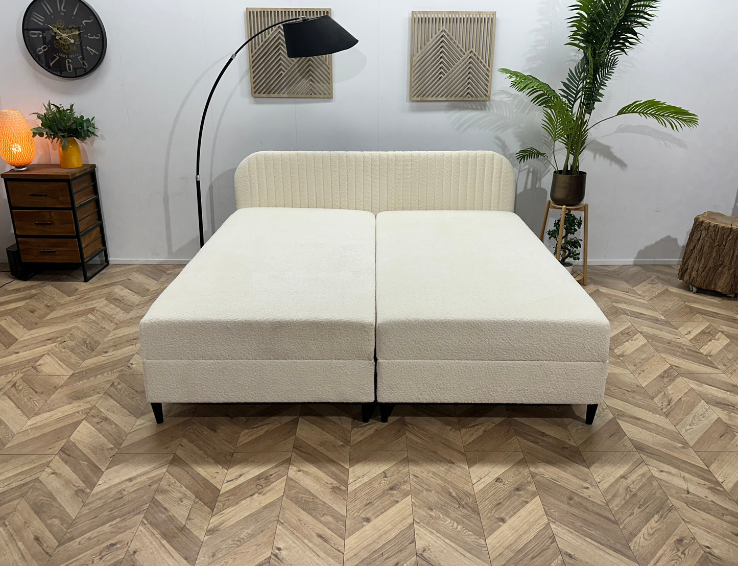 !Showroommodel! Witte Bouclé Stoffen Boxspring Inc Topper
