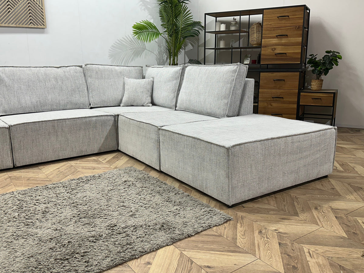 Licht Grijze Velvet U Zetel ~ Losse Rugkussens Met Afneembare Hoezen