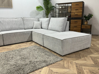 Licht Grijze Velvet U Zetel ~ Losse Rugkussens Met Afneembare Hoezen