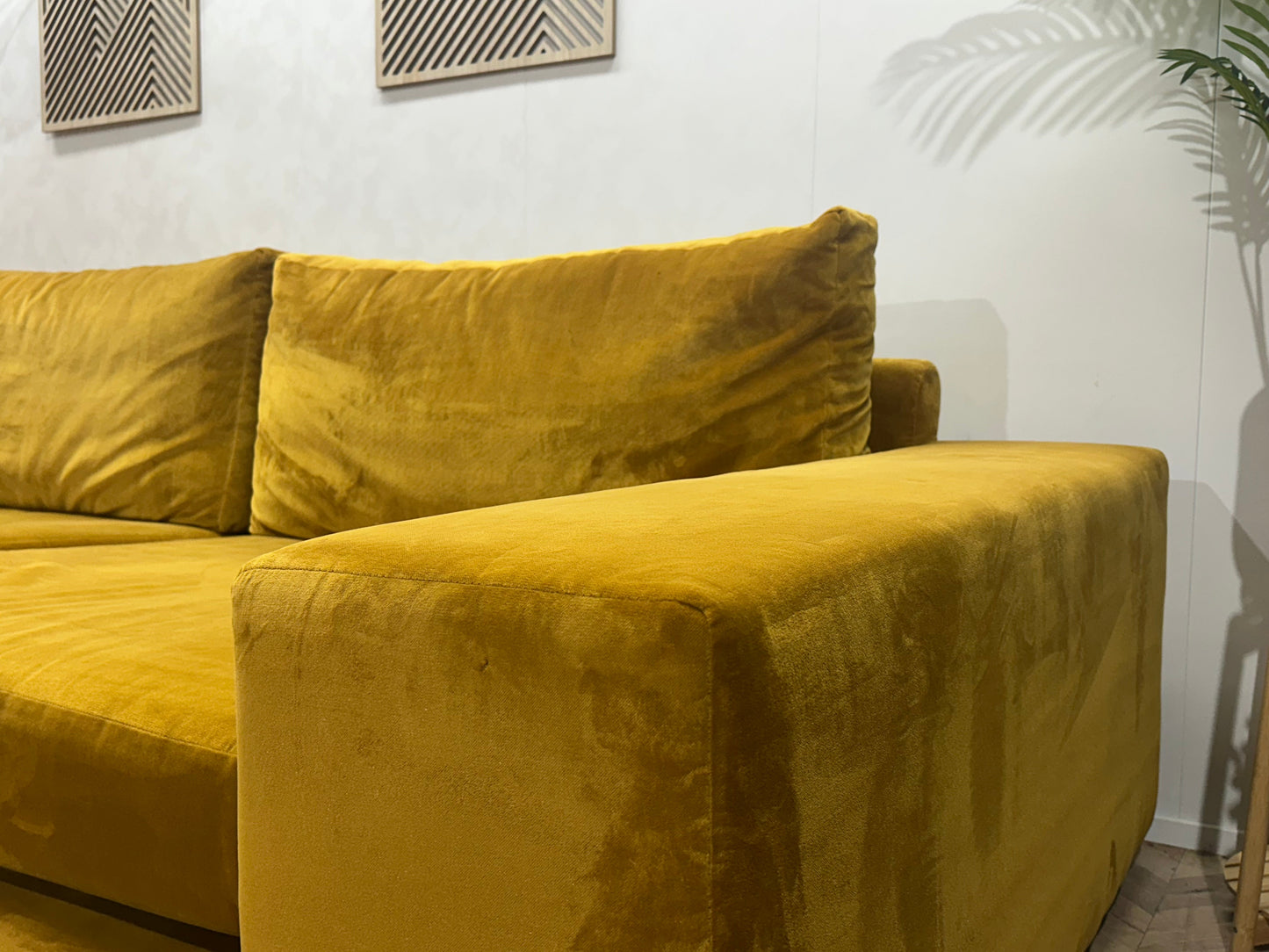(2) Gele Velvet Rechte Zetel ~ Losse Kussens Met Afneembare Hoezen