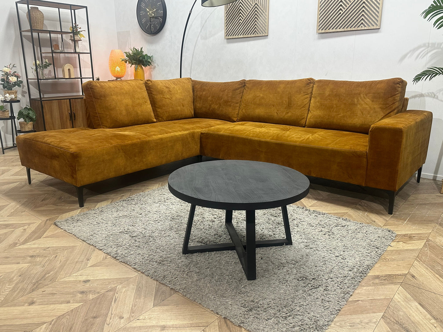 Oker Gele Velvet Hoekzetel ~ Losse Rugkussens Met Afneembare Hoezen