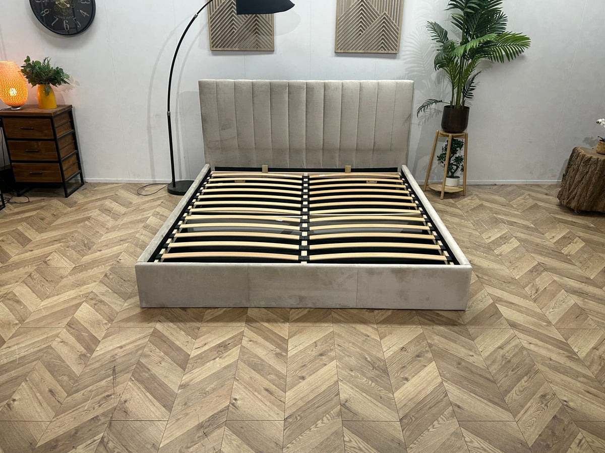 !Showroommodel! Licht Grijze Velvet Tweepersoonsbed Inc Lattenbodem