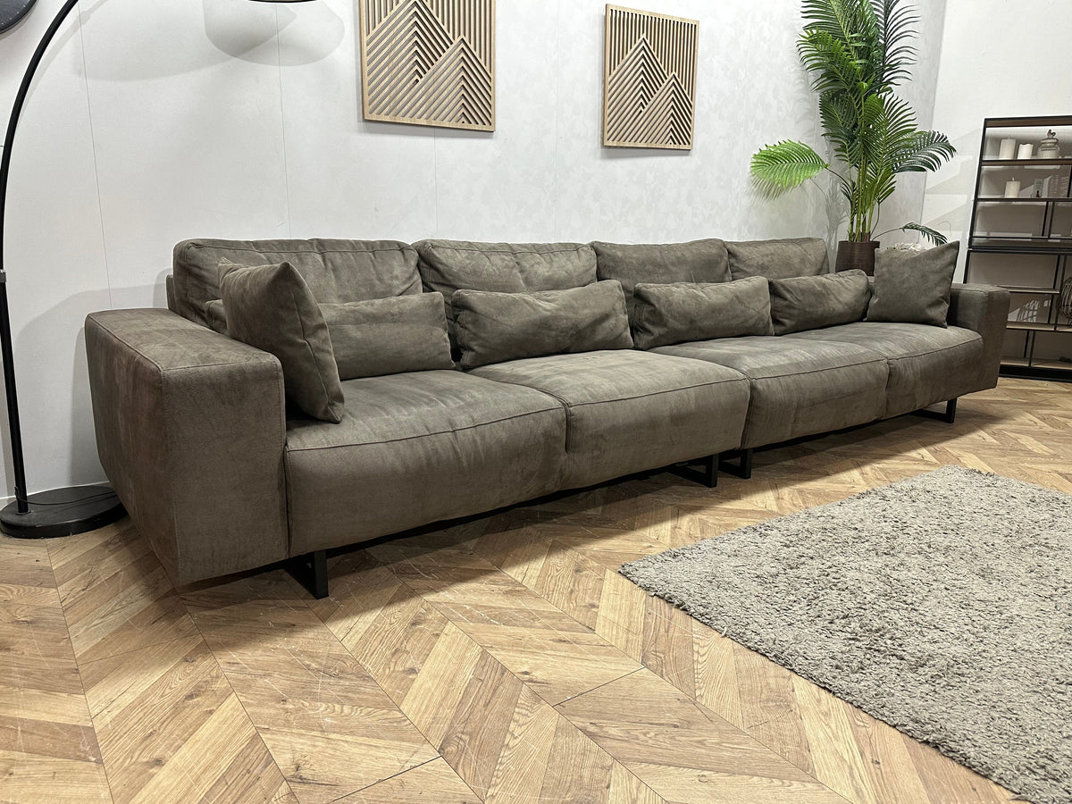 Taupe Suede Stoffen Rechte Zetel ~ Losse Rugkussens Met Afneembare Hoezen