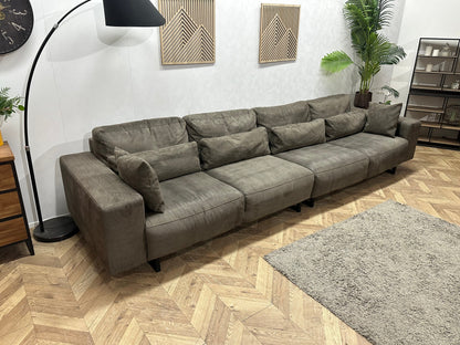 Taupe Suede Stoffen Rechte Zetel ~ Losse Rugkussens Met Afneembare Hoezen